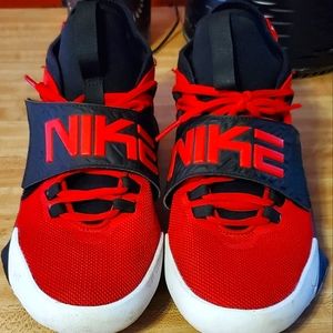 Youth boys size 6 Nike basketball shoes